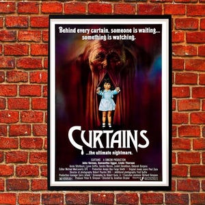 Peut inclure: Une affiche de film d'horreur vintage pour le film "Curtains" mettant en scène une figure effrayante et ombragée avec une jeune fille debout derrière un rideau rouge. Le texte sur l'affiche se lit comme suit : "Behind every curtain, someone is waiting... something is watching." et "Curtains... the ultimate nightmare."