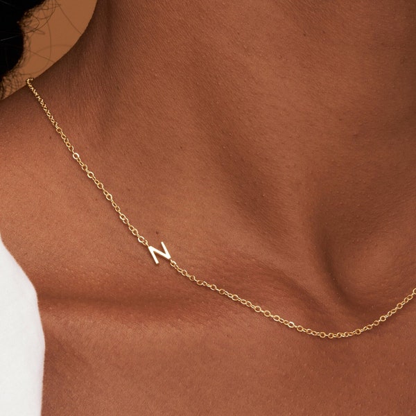 Collier asymétrique avec lettres • Collier avec initiales • Collier avec initiales latérales • Collier en or • Collier prénom personnalisé • Initiales en or