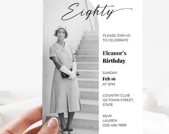 Puede incluir: Invitación a una fiesta de cumpleaños número 80 en blanco y negro. La invitación presenta una foto de una mujer con un vestido de pie en una escalera. El texto de la invitación dice "Eighty", "Por favor, únase a nosotros para celebrar el cumpleaños de Eleanor", "Domingo 16 de febrero a las 2:00 PM", "Country Club 123 Town Street, State", y "RSVP Lauren (123) 456-7890".