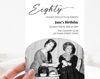 Puede incluir: Invitación en blanco y negro para una fiesta de cumpleaños número 80. La invitación dice "Eighty" en letra cursiva, seguida de "Please join us to celebrate Jane's Birthday" y los detalles del evento: Domingo 16 de febrero de 2025 a las 2 PM, The Country Club, 123 Town Street, State. La foto muestra a dos mujeres sentadas juntas.