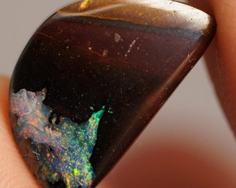 8,8 cts boulder opal mit funkelnden Farben poliert