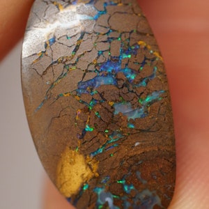 6.56cts beautiful boulder opal with shimmering colors from Australia