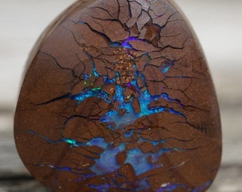 Natürlicher australischer boulder opal 5,98cts polierter edelstein