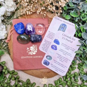 Peut inclure: Un assortiment de pierres précieuses colorées, dont des pierres bleues, violettes et transparentes, présentées avec des cartes d'information. Les pierres sont dans une petite pochette rose avec le texte "GEMSTONE GODDESS".