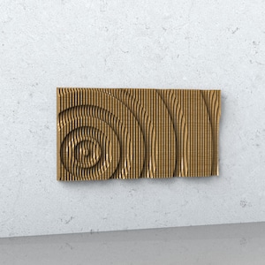 Könnte beinhalten: Ein rechteckiges Wandkunstwerk aus Holz mit einem Spiral- und Wellenmuster. Das Kunstwerk besteht aus vertikalen, parallelen Holzlatten, die eine strukturierte Oberfläche bilden. Die Farbe ist ein warmer, natürlicher Holzton, montiert an einer hellgrauen Wand.