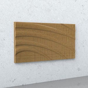 Puede incluir: Una pieza de arte mural rectangular de madera con un diseño texturizado en forma de onda. La obra de arte es de un tono de madera cálido y natural y presenta líneas verticales y curvas que crean un efecto tridimensional. La pieza está montada en una pared gris claro.