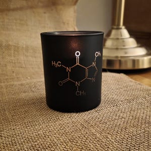 Bougie pour amateurs de café : structure moléculaire de la caféine. Bougies ringard.