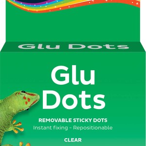 Può includere: Un pacchetto di punti adesivi riposizionabili trasparenti di Bostik. La confezione presenta un geco verde e il testo "Glu Dots" in bianco. I punti sono progettati per una fissaggio istantaneo e sono riposizionabili.