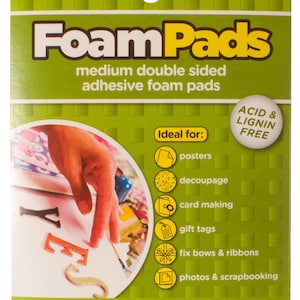 Puede incluir: Un paquete de 414 almohadillas de espuma adhesivas de doble cara, sin ácido ni lignina, de tamaño mediano. El paquete es verde y amarillo y tiene una imagen de una mano que utiliza las almohadillas de espuma para pegar letras a una superficie. El paquete dice "Foam Pads" y "Ideal para: carteles, decoupage, elaboración de tarjetas, etiquetas de regalo, fijar lazos y cintas, fotos y scrapbooking". El paquete también dice "Fácil de usar, sin ensuciar, crea efectos 3D".
