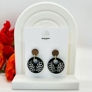 Pendientes de círculo negro con detalles blancos - arcilla polimérica