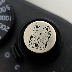 招き猫シャッターボタンセット、日本の招き猫カメラ用ホットシュープロテクター、パーソナライズされた招き猫カメラアクセサリー