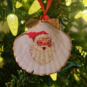 Ornamento per albero di Natale con conchiglia di capesante decoupage di Babbo Natale