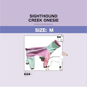 Op de afbeelding: Een download van een naaipatroon voor een Sighthound Creek Onesie in maat M. De onesie wordt getoond in een colorblock-ontwerp van roze en mintgroen. Een lijntekening van een hond die de onesie draagt, is ook inbegrepen.