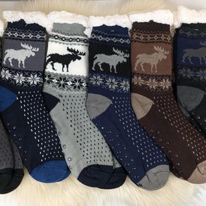 Könnte beinhalten: Sechs Paar kuschelige, fleecegefütterte Socken mit einem winterlichen Rentier-Muster. Die Socken haben rutschfeste Punkte auf der Unterseite für mehr Grip.
