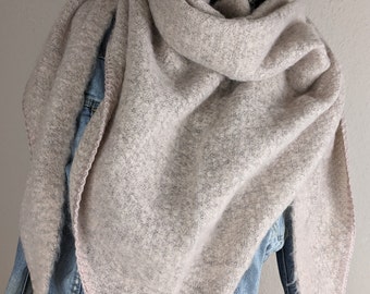 Pluizige dames driehoekssjaal - knuffelige sjaal dames - wollen viscose - warme wintersjaal - cadeau voor damesverjaardag