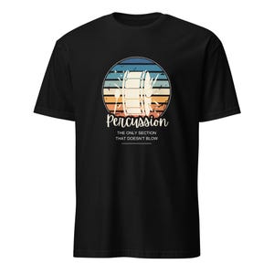 Può includere: T-shirt nero con una grafica vintage di una batteria e il testo "Percussion: L'unica sezione che non soffia".