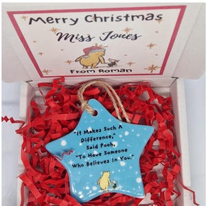 Cadeau de Noël pour professeur Ornement personnalisé en céramique Cadeau Winnie l'ourson Cela fait une telle différence Coffret cadeau