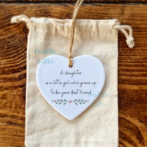 Regalo de madre e hija, una hija es una niña, corazón de cerámica