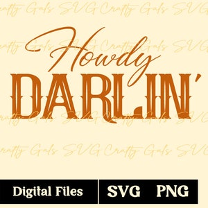 以下が含まれることがあります： 西部風のフォントで「Howdy Darlin'」というテキストが書かれた、茶色とオレンジ色のSVGファイルのデジタルダウンロード。テキストは薄い黄色の背景の上にあります。