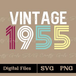 Könnte beinhalten: Ein digitales Design mit dem Text "VINTAGE 1955" in Weiß, Burgunderrot, Hellblau und Gelb. Das Design enthält die Wörter "Digital Files", "SVG" und "PNG" in einem schwarzen Rechteck.