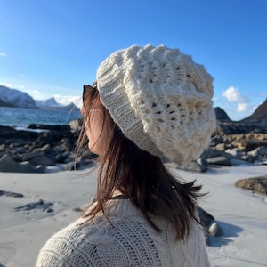 Bonnet ample en laine tricoté à la main : Bonnet épais en alpaga blanc (M/L)