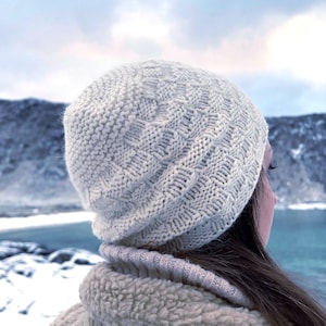 Bonnet en laine d&#39;alpaga tricoté à la main : bonnet d&#39;hiver blanc doux (taille M)