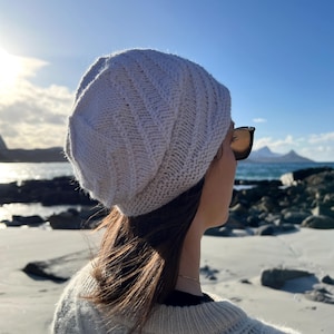 Bonnet en laine d&#39;alpaga tricoté à la main : bonnet d&#39;hiver blanc doux (S/M)