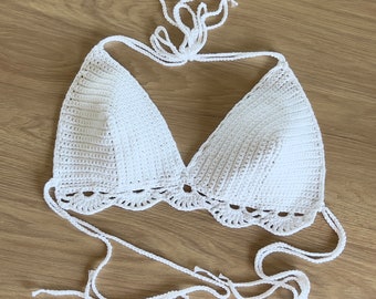 Handgemaakte witte gehaakte bikinitop van katoen, festivaloutfit, maat M, halter bikinitop, strandaccessoires, retro jaren 70, boho kleding