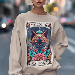 Moletom com cartas de tarô Cat Lady sem filhos, presente para amantes de gatos, camiseta gráfica, camiseta com cartas de tarô, camiseta fofa de gatinho, presente para mãe de gato, camiseta gráfica BG330
