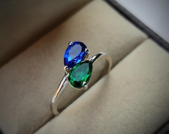 エメラルドとサファイアのツーストーンリング / ペアカットの