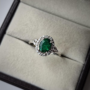 Emerald ring/ 925 sterling silver ring/ oval cut emerald ring/ may birthstone ring/ proposal ring/ promise ring/ birthday gift for her