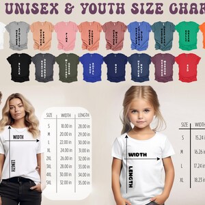 Pu&ograve; includere: Tabella delle taglie unisex e per ragazzi per t-shirt. La tabella mostra le misure di larghezza e lunghezza in pollici per le taglie S, M, L, XL, 2XL, 3XL, 4XL e 5XL.