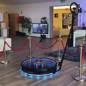 Glass 360 Photo booth. 360 Video booth. Automatic 360 spinner. Mirror 360 Booth video. 360 Photobooth. 360 Machine