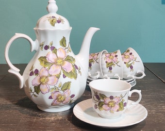 Vintage Porcelain Tea Set from Wunsiedel Bavaria Porcelain, with Teapot and Four Cups and Saucers