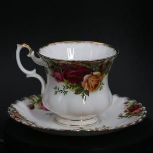 Royal Albert Old Country Roses Teacup and Saucer – Vintage English China – 1960s Floral Design with Gold Trim