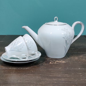 Vintage Porcelain Teapot with 2 Matching Cups and Saucers, Porcelain Tea Set by GH Bavaria Porselein