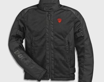 Pode incluir: Casaco de motociclista preto com design de malha e logotipo Ducati vermelho no peito. O casaco tem fecho de correr, gola alta e a palavra "DUCATI" impressa na manga esquerda.