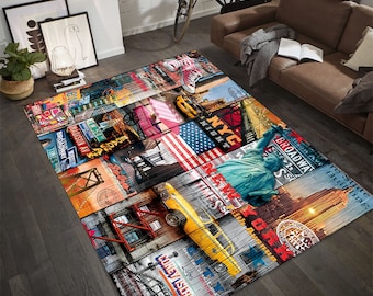 Op de afbeelding: Een kleurrijk vloerkleed met een collage van afbeeldingen met het thema New York City, waaronder het Vrijheidsbeeld, het Empire State Building en de Brooklyn Bridge. Het vloerkleed heeft een verscheidenheid aan kleuren, waaronder rood, wit, blauw, geel en groen.