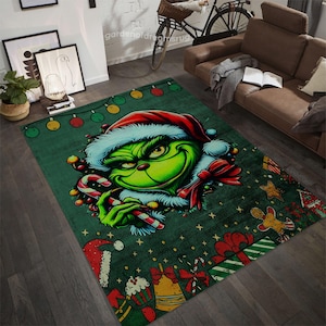 Könnte beinhalten: Ein grüner Grinch-Charakter mit roter Weihnachtsmannmütze und Zuckerstange, umgeben von Weihnachtsdekorationen auf einem grünen Teppich mit festlichem Design.