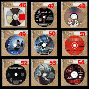 Pode incluir: Nove discos de videojogos, cada um numa capa protetora. Os t&iacute;tulos incluem "Resident Evil", "Silent Hill" e "Call of Duty: Black Ops". As plataformas incluem PlayStation 2, PS4 e Sega Saturn. Os discos s&atilde;o de v&aacute;rias cores.