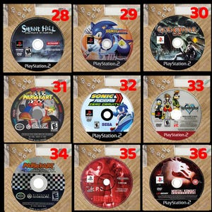 Pode incluir: Cole&ccedil;&atilde;o de nove discos de videojogos, incluindo t&iacute;tulos como "Silent Hill", "Sonic Riders" e "Mortal Kombat". Os discos s&atilde;o para consolas PlayStation 2 e GameCube, com arte e log&oacute;tipos coloridos. Cada disco est&aacute; na sua caixa original.