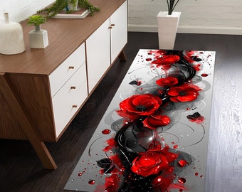 Puede incluir: Una alfombra de pasillo larga con fondo blanco y remolinos negros y grises. La alfombra presenta flores rojas con un efecto acuarela.