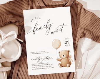 Op de afbeelding: Een uitnodiging voor een babyshower met de tekst "We can bearly wait" in elegant schrift. De uitnodiging bevat een aquarel illustratie van een teddybeer met een ballon. De datum en tijd van de douche zijn ook inbegrepen.