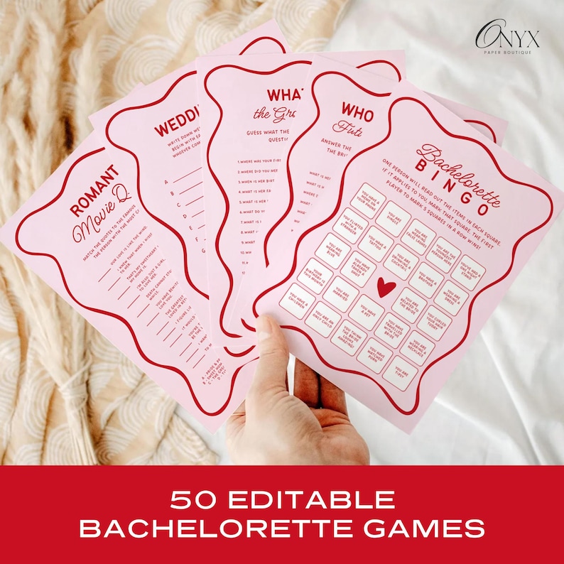K&ouml;nnte beinhalten: Ein Satz von f&uuml;nf rosafarbenen Bachelorette-Partyspielkarten mit roten R&auml;ndern. Die Karten zeigen verschiedene Spiele, darunter "Romantisches Kinodate", "Hochzeit", "Wer hat es gesagt", "Was ist das R&auml;tsel", und "Bachelorette Bingo".