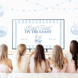Peut inclure: Quatre femmes en chemises blanches regardent un &eacute;cran de t&eacute;l&eacute;vision avec un fond ray&eacute; bleu et blanc. L'&eacute;cran affiche le texte "Last Toast on the Coast" avec une illustration bleue et blanche de deux verres de champagne. Le texte "Madelyn's Bach Party" est &eacute;galement affich&eacute; &agrave; l'&eacute;cran.