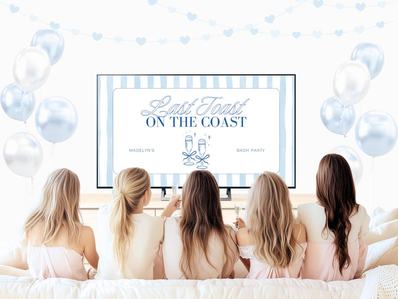 Peut inclure: Quatre femmes en chemises blanches regardent un &eacute;cran de t&eacute;l&eacute;vision avec un fond ray&eacute; bleu et blanc. L'&eacute;cran affiche le texte "Last Toast on the Coast" avec une illustration bleue et blanche de deux verres de champagne. Le texte "Madelyn's Bach Party" est &eacute;galement affich&eacute; &agrave; l'&eacute;cran.