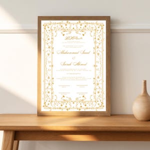 K&ouml;nnte beinhalten: Eine wei&szlig;e Heiratsurkunde mit einem goldenen, verzierten Rand und einem floralen Design. Der Text lautet: "Dieses Dokument bescheinigt, dass die Ehe von Muhammad Saad und Sarah Ahmed in &Uuml;bereinstimmung mit den Anforderungen des islamischen Rechts geschlossen wurde..."