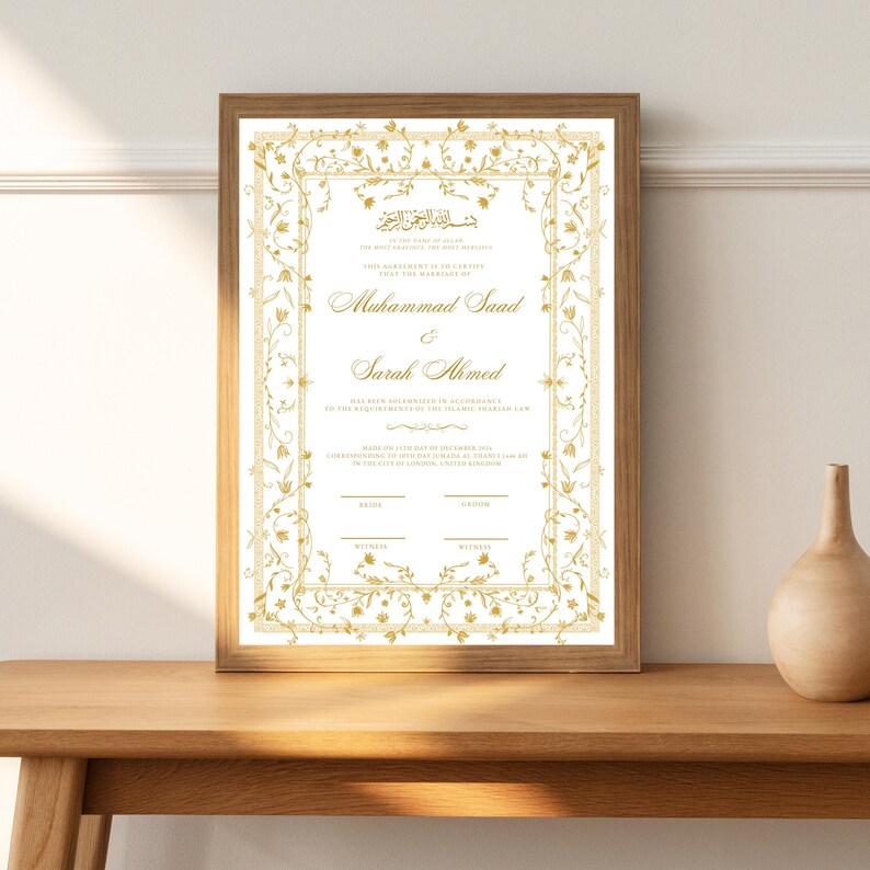 K&ouml;nnte beinhalten: Eine wei&szlig;e Heiratsurkunde mit einem goldenen, verzierten Rand und einem floralen Design. Der Text lautet: "Dieses Dokument bescheinigt, dass die Ehe von Muhammad Saad und Sarah Ahmed in &Uuml;bereinstimmung mit den Anforderungen des islamischen Rechts geschlossen wurde..."