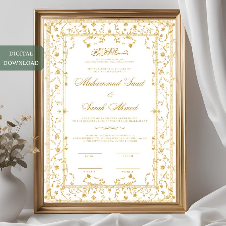 K&ouml;nnte beinhalten: Eine wei&szlig;e Heiratsurkunde mit einem goldenen, verzierten Rand und einem floralen Muster. Der Text lautet: "Im Namen Allahs, des Allerbarmers, des Barmherzigen. Diese Vereinbarung bescheinigt, dass die Ehe von Muhammad Saad und Sarah Ahmed in &Uuml;bereinstimmung mit den Anforderungen des islamischen Scharia-Gesetzes geschlossen wurde. Geschlossen am 17. Dezember 2024, entsprechend dem 10. Tag Jumada Al-Thani 1446 AH in der Stadt London, Vereinigtes K&ouml;nigreich. Braut, Br&auml;utigam, Zeuge, Zeuge."