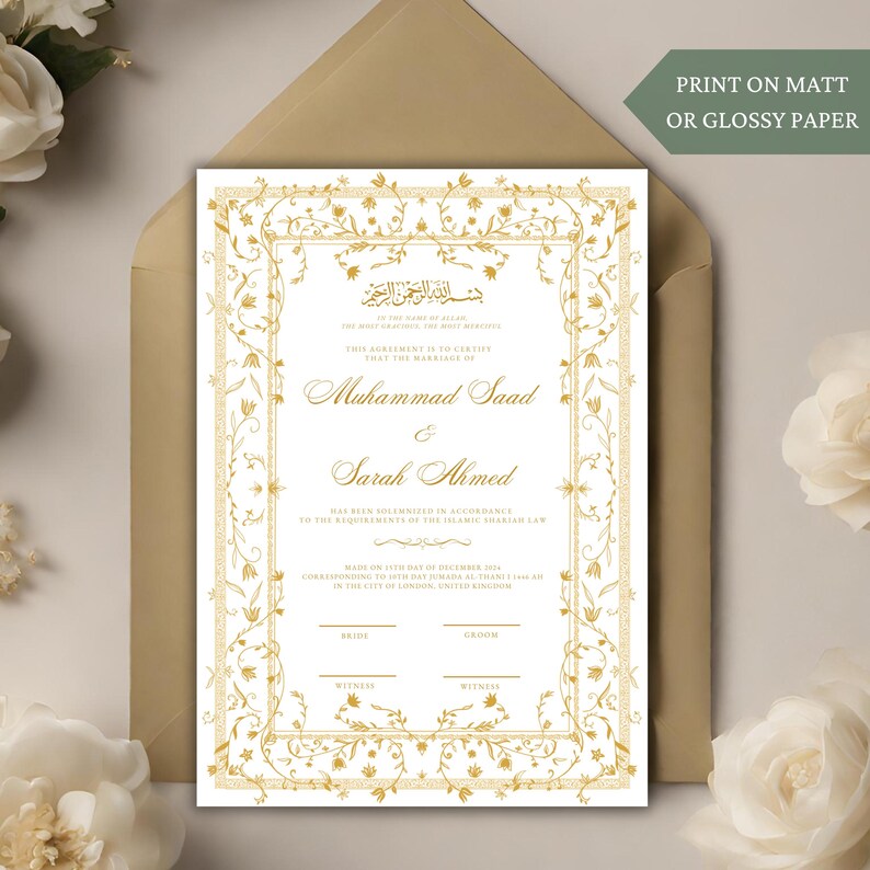 K&ouml;nnte beinhalten: Eine wei&szlig;e Heiratsurkunde mit einem goldenen, verzierten Rand und einem floralen Muster. Der Text lautet: "Im Namen Allahs, des Allerbarmers, des Barmherzigen. Diese Vereinbarung bescheinigt, dass die Ehe von Muhammad Saad und Sarah Ahmed in &Uuml;bereinstimmung mit den Anforderungen des islamischen Scharia-Gesetzes geschlossen wurde.  Erstellt am 17. Dezember 2014, entsprechend dem 14. Tag von Jumada Al-Thani 1436, in der Stadt London, Vereinigtes K&ouml;nigreich."